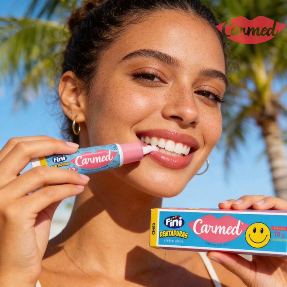 A woman holds a tube of Carmed Fini Dentaduras caramel toothpaste, showcasing its 10g packaging.