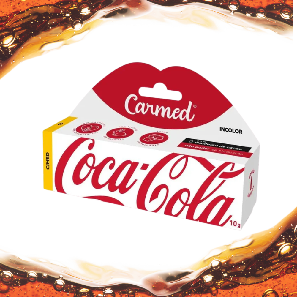 uma caixa de protetor labial Carmed Coca Cola Incolor de 10g sobre um fundo branco